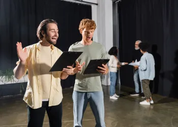 Hayalinizi Sahneye Taşıyın: En İyi Tiyatro Kursları ile Geleceğinizi Şekillendirin