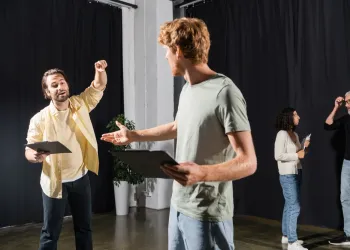 Sanat ve Özgüvenin Buluştuğu Nokta: Gençler İçin Oyunculuk Kursları